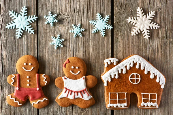 Noel gingerbread çift ve evde kurabiye — Stok fotoğraf