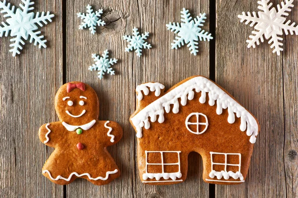 Natal menina de gengibre e biscoitos da casa — Fotografia de Stock