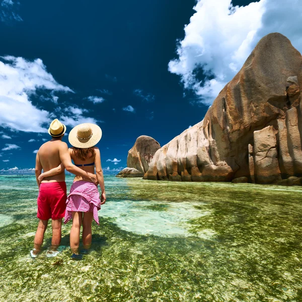 Пара на пляже на Сейшельских островах — стоковое фото