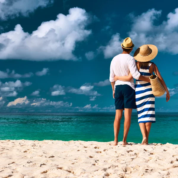 Coppia sulla spiaggia alle Seychelles — Foto Stock