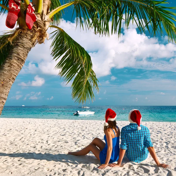 Par på stranden vid jul — Stockfoto