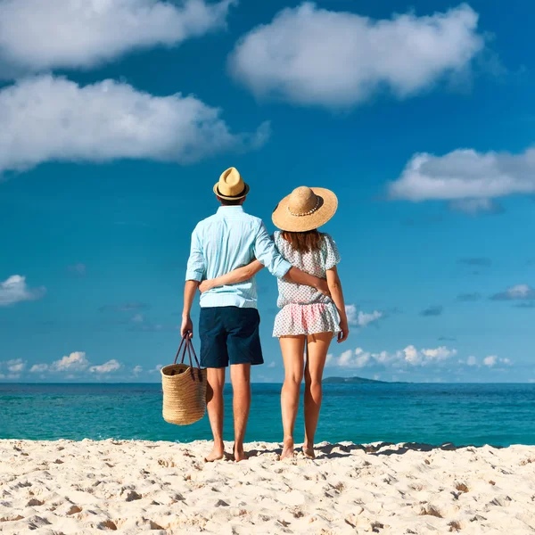 Pareja en la playa — Foto de Stock