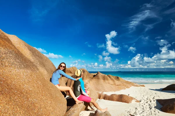 Casal na praia tropical — Fotografia de Stock