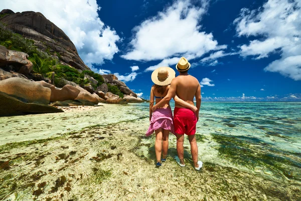 Couple on beach — Stock Photo, Image