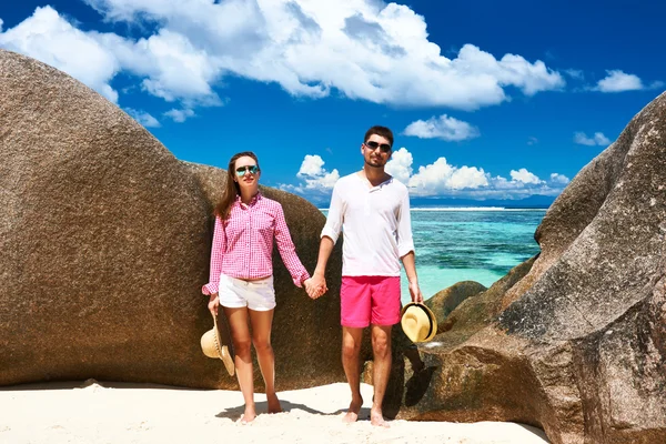 Paar op het strand — Stockfoto