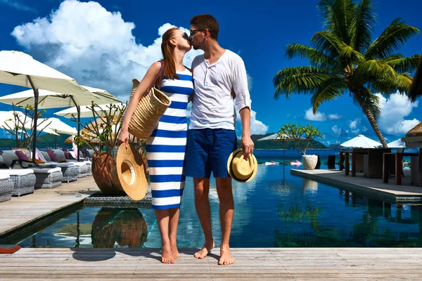 Pareja besándose cerca de la piscina — Foto de Stock