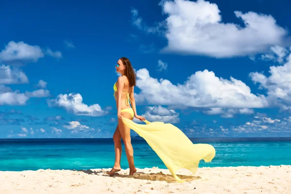 Mujer con sarong —  Fotos de Stock