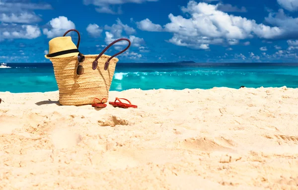 Bella spiaggia con borsa — Foto Stock