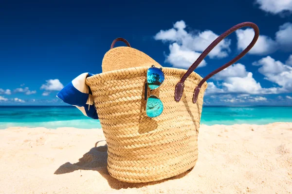 Schöner Strand mit Tasche auf den Seychellen — Stockfoto