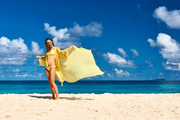 Woman with sarong at beach — Stock Photo, Image