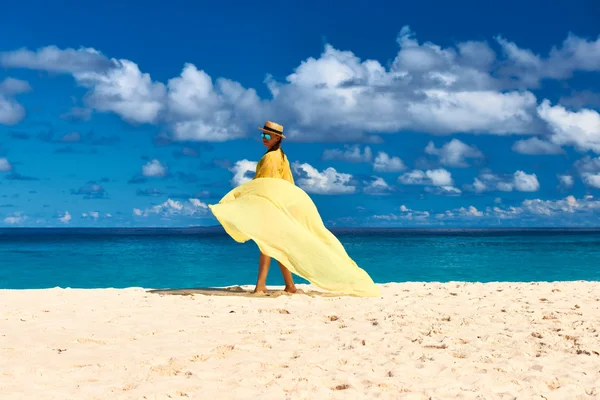 Kobieta z chusta na plaży — Zdjęcie stockowe