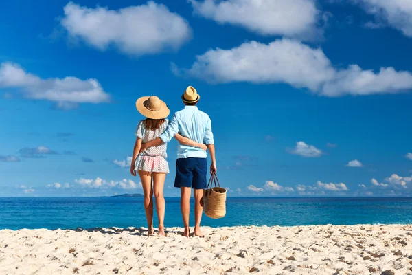 Pareja en una playa en Seychelles — Foto de Stock