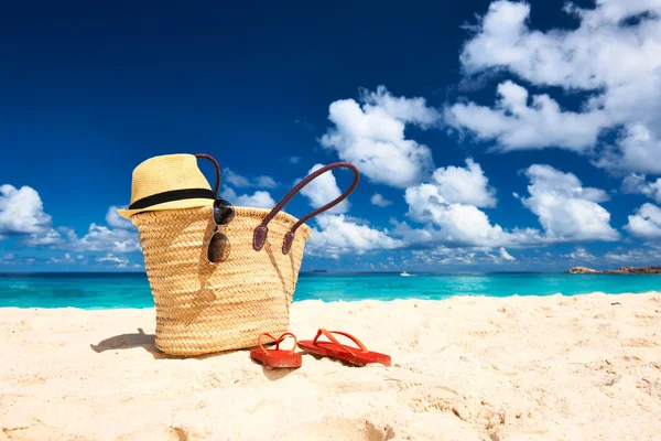 Schöner Strand mit Tasche auf den Seychellen — Stockfoto