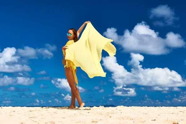 Femme avec sarong à la plage — Photo