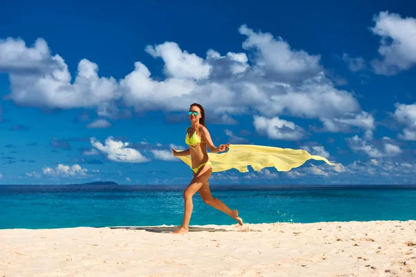 Donna con pareo in spiaggia — Foto Stock