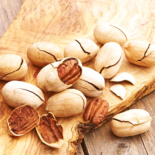 Pekanové ořechy na dřevěný stůl — Stock fotografie
