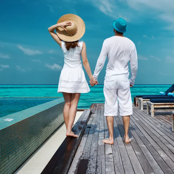 Casal em um molhe de praia em Maldivas — Fotografia de Stock