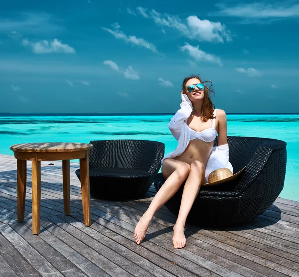 Woman on a beach jetty at Maldives — Stock Photo, Image