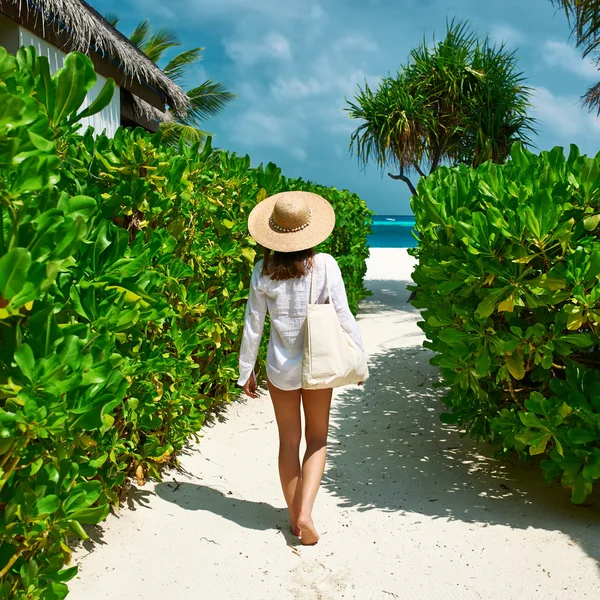 Kobieta z torba i niedz kapelusz będzie na plaży — Zdjęcie stockowe