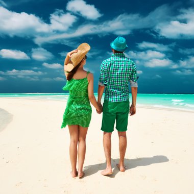 Maldivler bir plajda couple