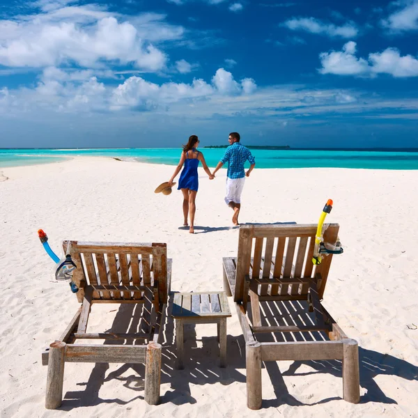 Casal correndo em uma praia — Fotografia de Stock