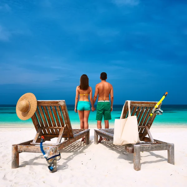 Koppel op een strand op de Malediven — Stockfoto