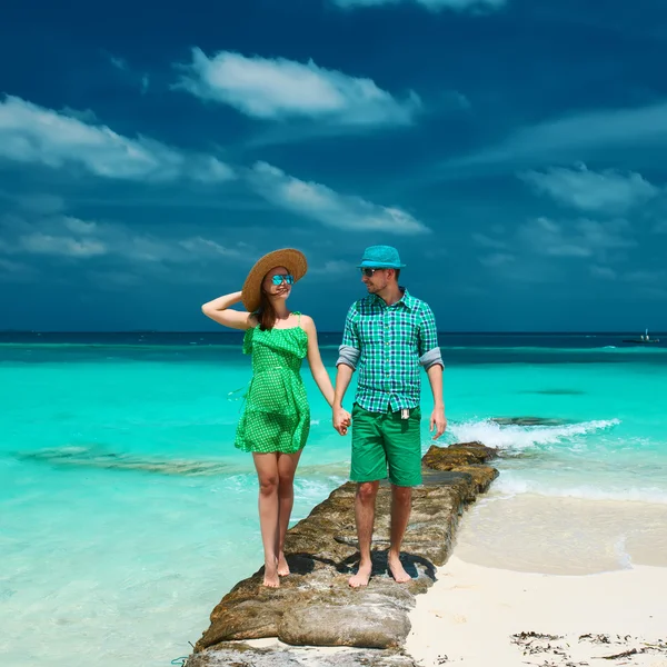 Et par på en strand på Maldivene – stockfoto
