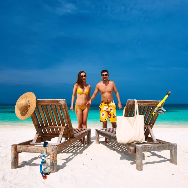 Пара на пляже на Мальдивах — стоковое фото