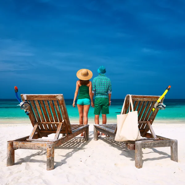 Couple sur la plage aux Maldives — Photo