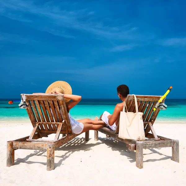 Koppel op strand op de Malediven — Stockfoto