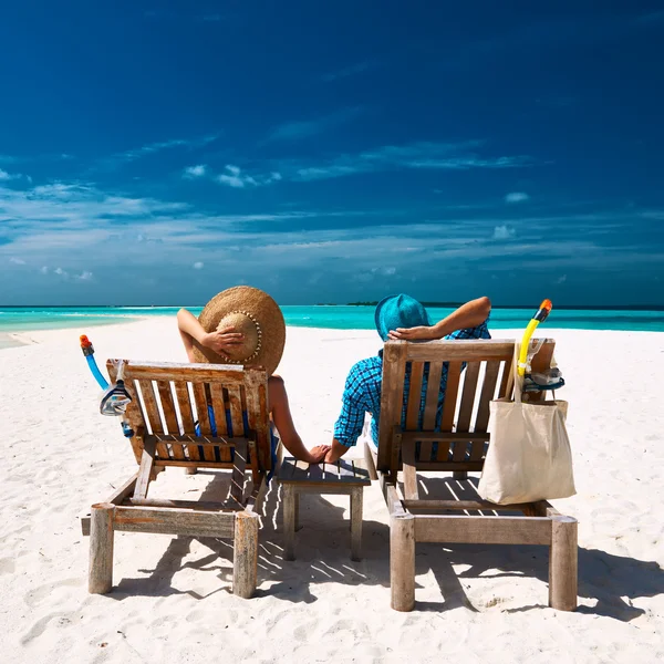 Pareja en la playa en Maldivas —  Fotos de Stock