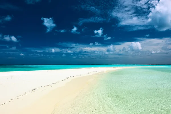 Красивый пляж на Мальдивах — стоковое фото