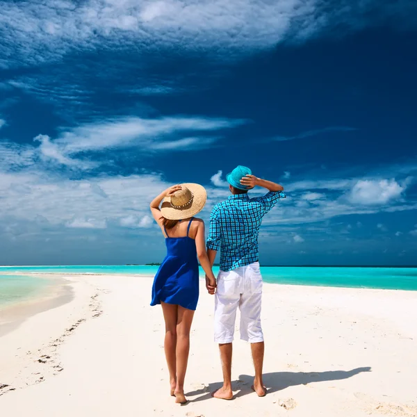 Casal na praia em Maldivas — Fotografia de Stock