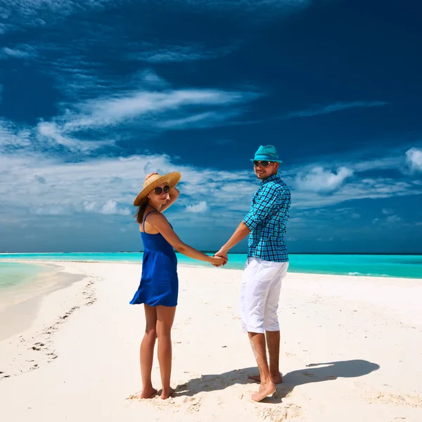 Couple on beach at Maldives — Stock Photo, Image