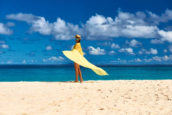 Donna con pareo in spiaggia — Foto Stock