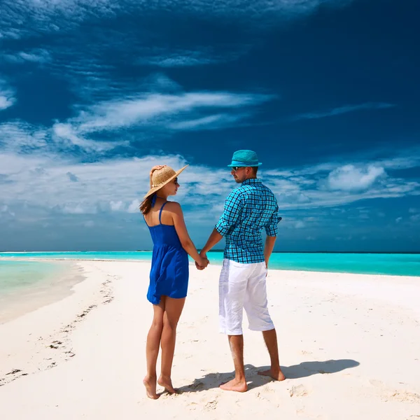 Casal na praia em Maldivas — Fotografia de Stock