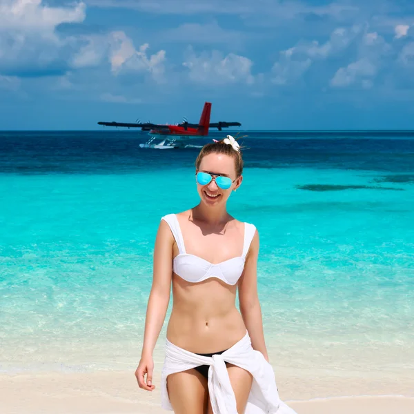 Mujer joven en la playa . —  Fotos de Stock