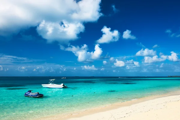 Strand met motorboten — Stockfoto