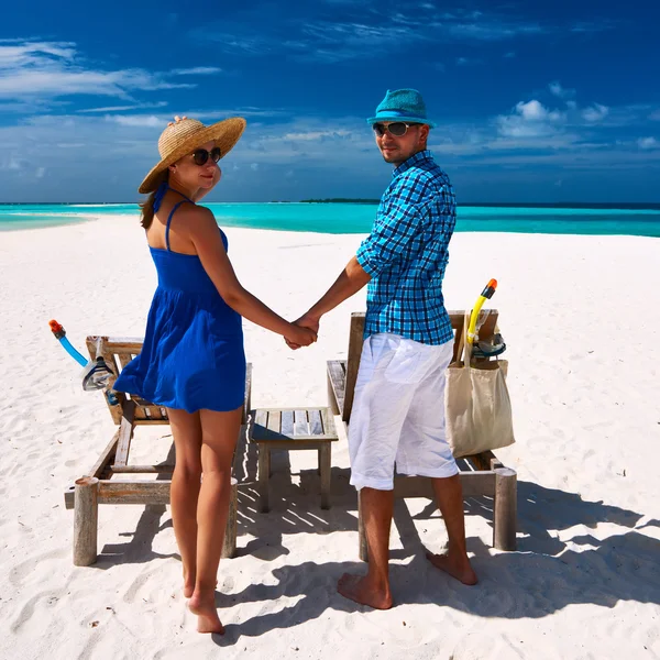 Pareja en la playa en Maldivas —  Fotos de Stock