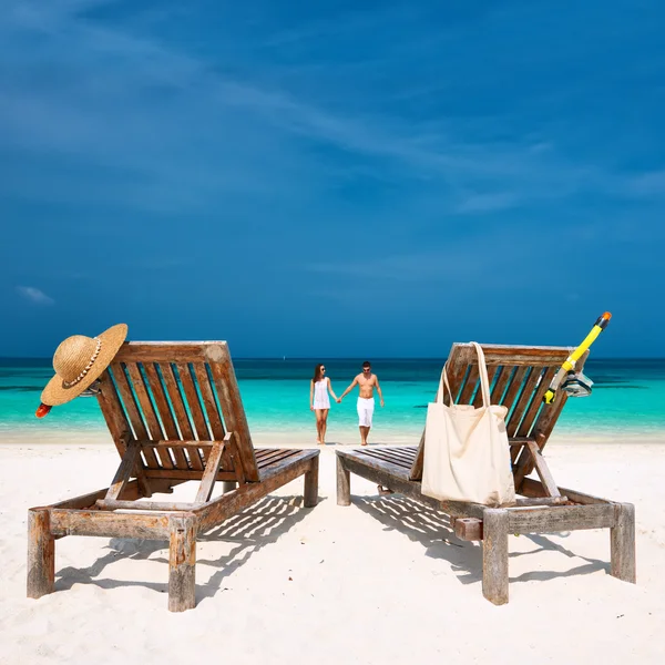 Paar lopen op het strand — Stockfoto