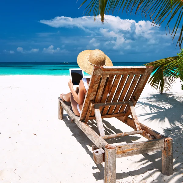 Frau mit Tablet-PC am Strand — Stockfoto