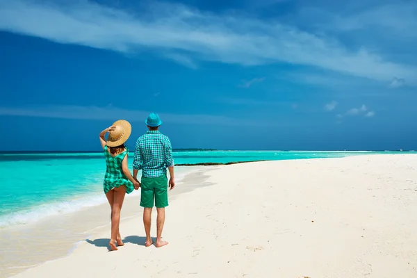 Casal na praia em Maldivas — Fotografia de Stock