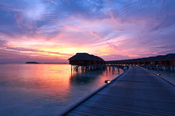 Puesta de sol en la playa de Maldivas — Foto de Stock