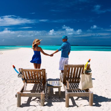 Maldivler bir plajda couple