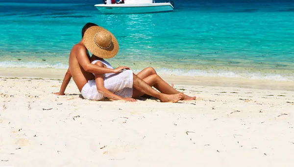 Pareja relajarse en la playa en Maldivas — Foto de Stock