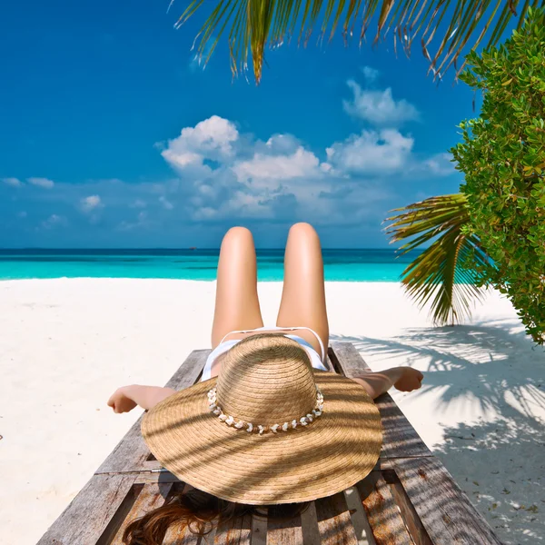 Vrouw aan het strand liggen — Stockfoto