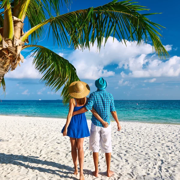 Pareja en la playa en Maldivas — Foto de Stock