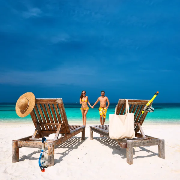 Casal em uma praia em Maldivas — Fotografia de Stock