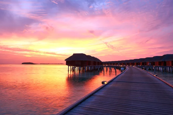 Puesta de sol en la playa de Maldivas — Foto de Stock