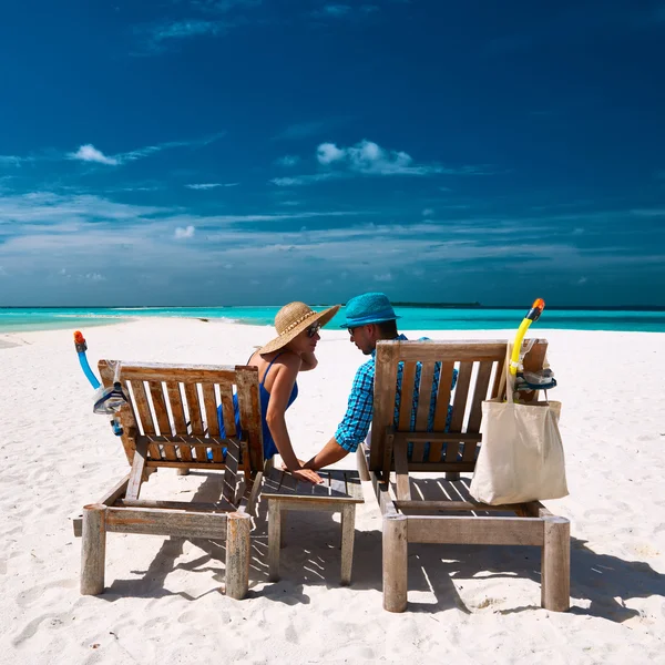 Pareja en la playa en Maldivas — Foto de Stock